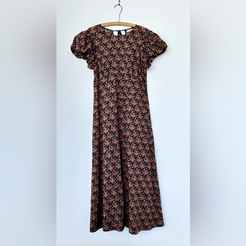 Dôen floral maxi dress with short puff sleeves. Size L
